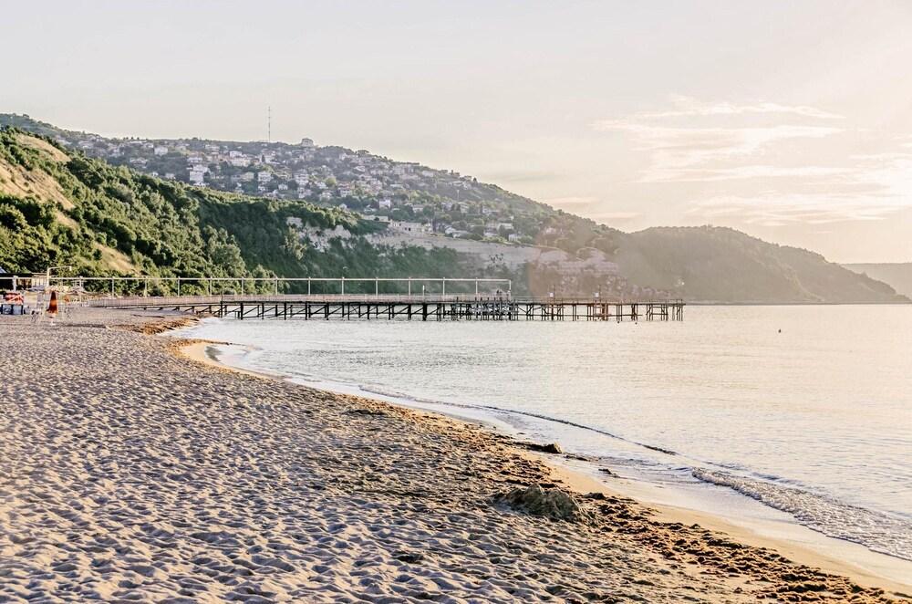 Hotel Malibu อัลเบนา ภายนอก รูปภาพ